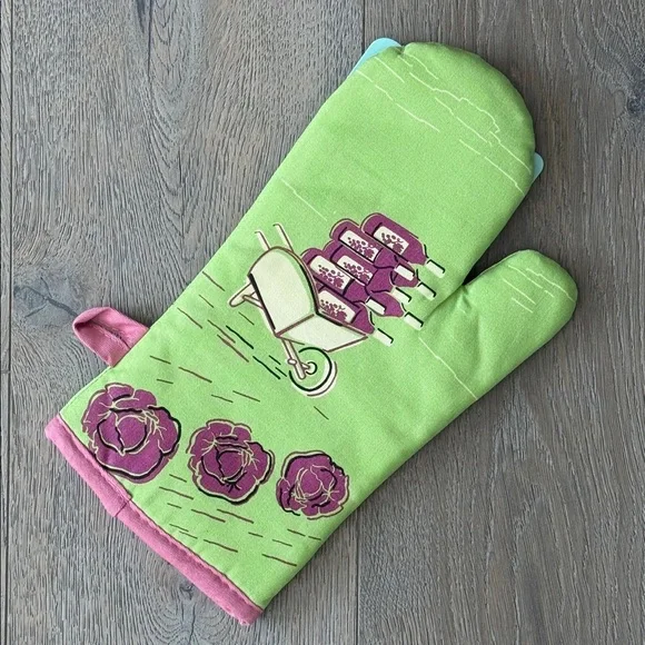 Blue Q Lime Lime Green Oven Mitt”My Favorite Salad is Wine” Contemporary Graphic - Picture 3 of 5